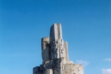 Az épület előtti háborús emlékmű Gyurcsek Ferenc szobrász alkotása.