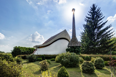 A Szabolcs-Szatmár-Bereg megyei Szamoskér templomát 1970-ben végzetesen megrongálta az árvíz. Az eldugott faluban hamar megkezdődött az utódjának építése, amely öt év múlva készült el.