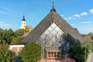 Dunaújvárosban, az 1950-es évek egyik legfontosabb mintavárosában csak az új városközponttól tisztes távolságban épülhetett új templom, az is csak az 1980-as években. 