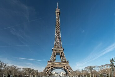 A párizsi Eiffel torony és a bécsi Hunderwasser ház. Forrás: WikiMedia Commons