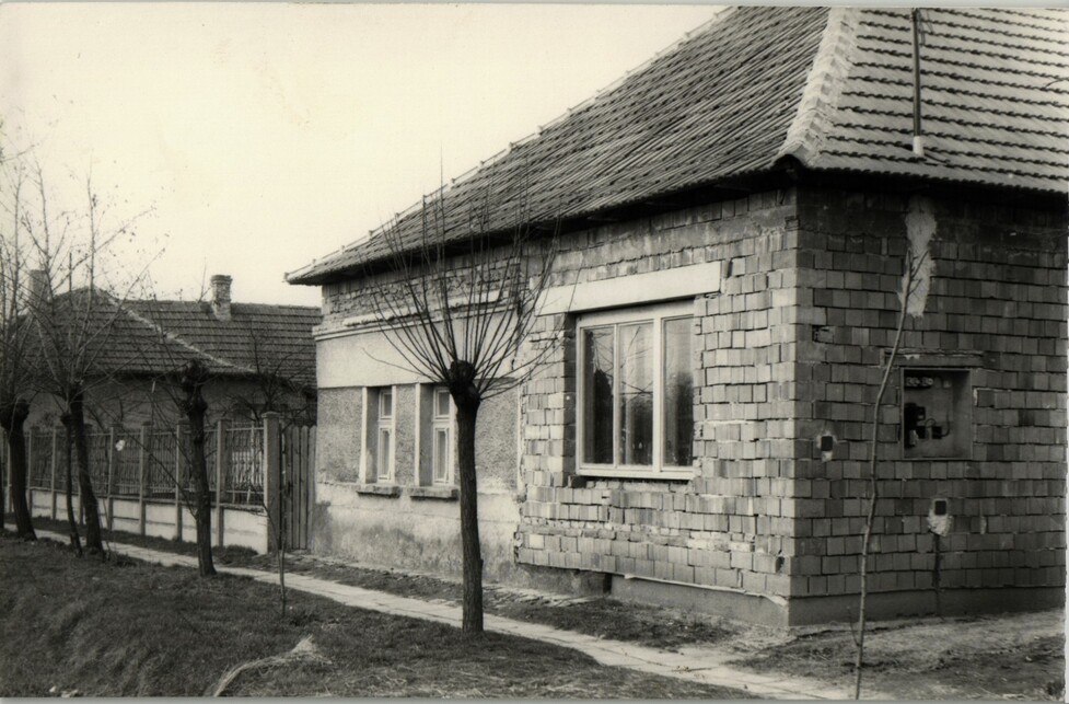 Hosszúházból átépülő kockaház, Murony – forrás: Magyar Nemzeti Levéltár – „MOL XXXII-12, Magyarország 1984-ben, felszabadulásunk 40. évében. Település – Fotógyűjtemény” című fond