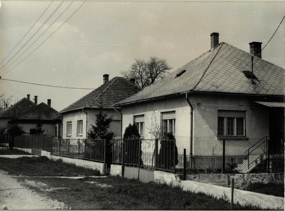 Utcarészlet kockaházakkal, Etyek, 1984. Magyar Nemzeti Levéltár / MNL_OL_XXXII_0012_12_0069_etyek