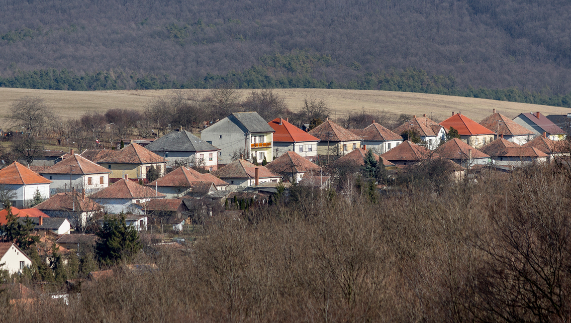 Hollókő kevésbé ismert, kockaházas utcája. Fotó: Horváth Máté