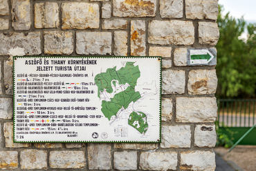 Az épületek  eredeti állapotának részei az ötven éves, zománcozott turisztikai információs táblák, amelyek a szomszédos állomások nagy részén is megtalálhatók.