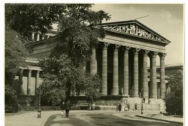 Budapest, Szépművészeti Múzeum, 1920 körül, tervező: Schickedanz Albert és Herzog Fülöp Ferenc, ácsmunka és tölgyfapadozat: Gregersen G. és Fiai (FSZEK Budappest Gyűjtemény)