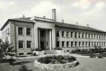 Bátonyterenye, Általános iskola 1955 körül, tervező: ifj. Gregersen Hugó (bartokisk-bterenye.webnode.hu)