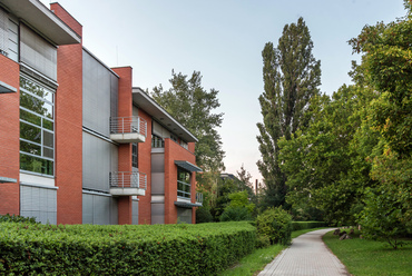 A park legrégibb épületei a Dunaparti sétányra néznek. Ezek Cságoly- és Keller Ferenc tervei nyomán 1998-ra készültek el, és ma is a parkot alapító, névadó cég székhelyeként szolgálnak.