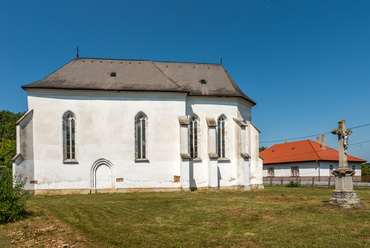 Jákmajtis 15. századi temploma a késő gótikus ablakai mellett tekintélyes méretével is figyelemre méltó látvány. A reformáció elkerülte, ma is római katolikus templomként működik.