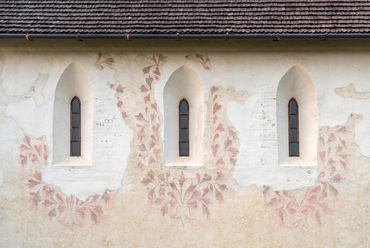 A külső falak díszes festése már a reformáció korából, az 1600-as évekből való.