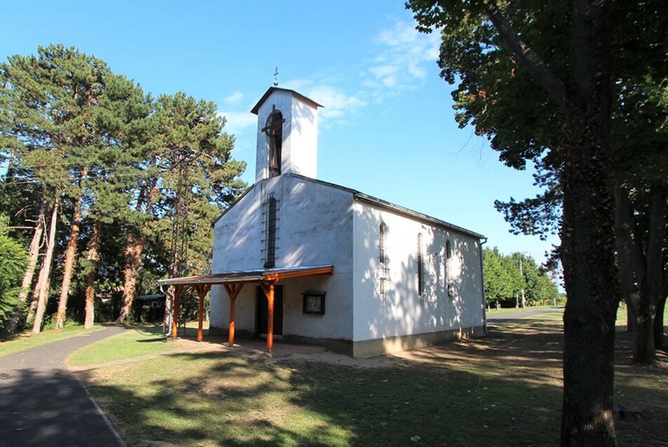 Szezonális közösségek: egy államosított nyaralótelep emléke – Weichinger Károly őszödi kápolnája