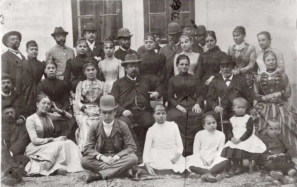 A Gregersen-család 1888-ban, álló sorban balról az első: Gregersen Hugó, szivarral, takarva: Gregersen Nils, ülő sorban, jobbról a második: Gregersen Gudbrand, alsó sorban, balról az első: Gregersen György (Gönczi, 2013 - Berkó Carmen hagyatéka)