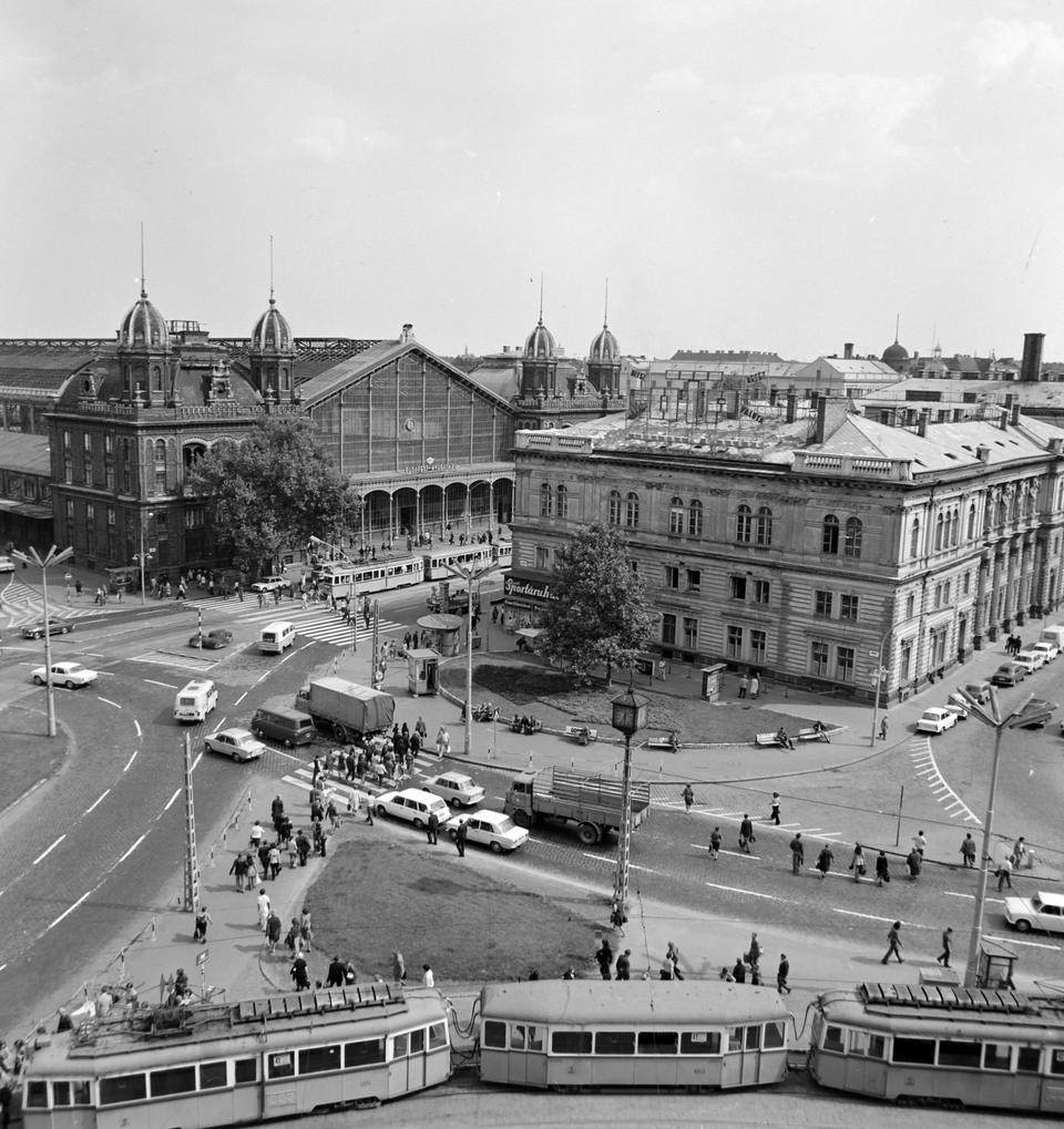 Ilyen volt – ilyen lesz? Nyugati (Marx) tér 1976-ban, szemben a Nyugati pályaudvar és a Teréz (Lenin) körút, jobbra a Jókai utca. Forrás: Fortepan - UVATERV