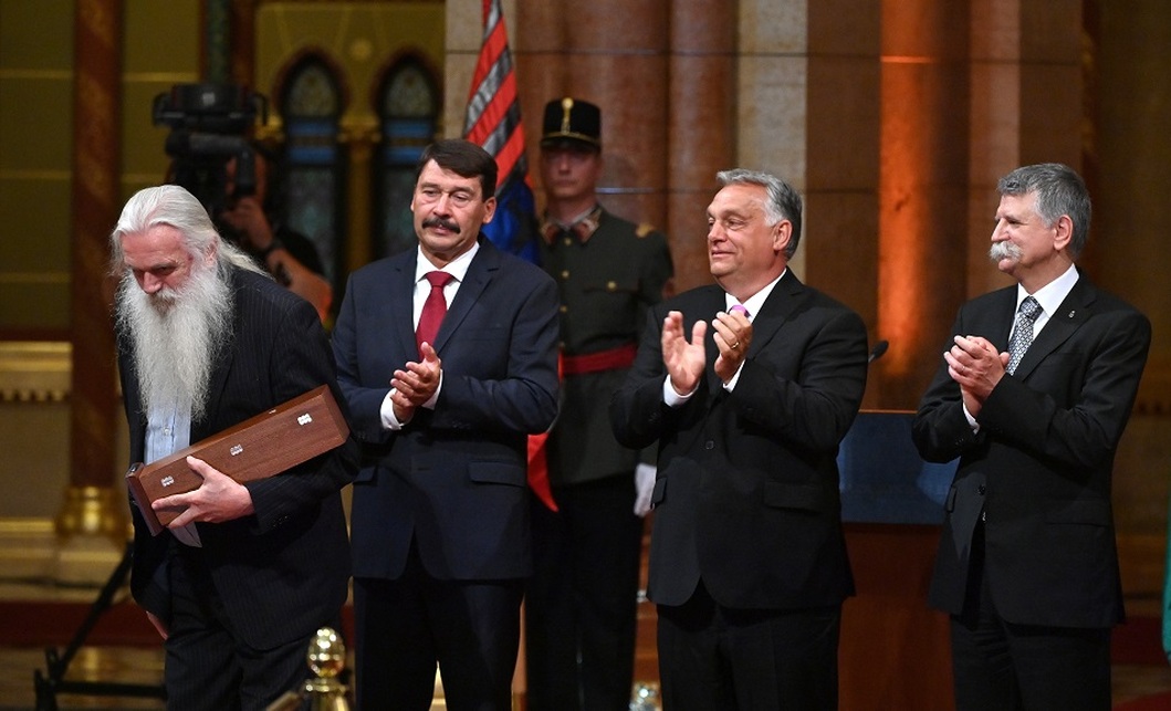 Nagy Bálint Ybl Miklós-díjas építész, miután átvette a Kossuth-díjat Áder János köztársasági elnöktől. Az államfő mellett Orbán Viktor miniszterelnök és Kövér László, az Országgyűlés elnöke. Fotó: MTI/Illyés Tibor