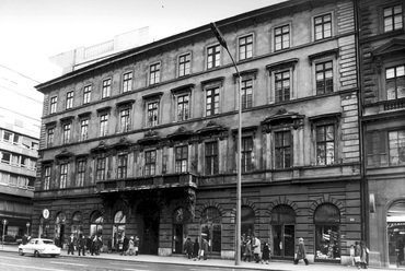 Kossuth Lajos utca 3., balra a Szép utca, egy 1973-as felvételen. Forrás: Fortepan / Budapest Főváros Levéltára / Városrendezési és Építészeti Osztályának fényképei