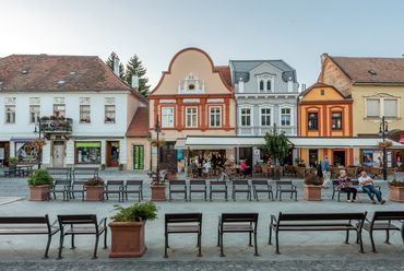 A városfal déli szakasza előtti vizesárkot a 18-19. század fordulóján töltötték fel, a helyén épült fel a Fő tér pompás házsora, amelynek földszinti üzlethelységeit ma is eredeti funkciójuk szerint használják.