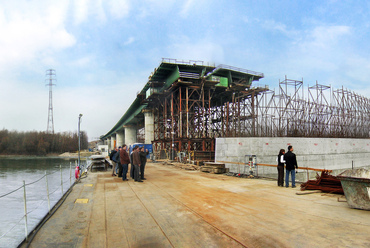 Az építkezés 2006-ban ért látványos szakaszába, ekkor készültek az óriási, előregyártott beton elemekkel zsaluzott mederpillérek. A keleti ártéri híd elemeit is itt, hajóról emelték a magasba, majd tolták lassan kelet felé az így születő hidat.