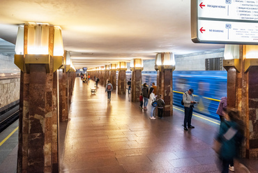 Az 1982-ben megépült Heroiv Dnipra állomás. Eredetileg a mennyezetet hatalmas vörös csillag díszítette, ami – a metró számos hasonló díszével együtt – a 2015-ös dekommunizációs törvény nyomán tűnt el, az oszlopok világításának csillagai azonban maradtak.