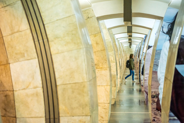 Az 1982-ben épült, három alagútból álló Lybidska mélyállomás különleges tartóoszlopai a peronok és a központi csarnok között. A budapesti hármas metró hasonló, de ötalagutas állomásaival szemben itt továbbra is csak három alagút fut párhuzamosan.