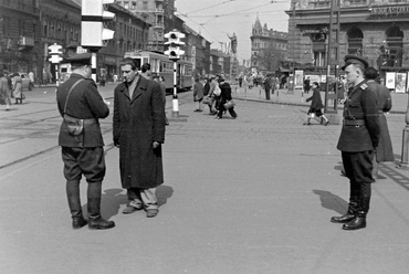 Baross tér a Keleti pályadvar előtt. Balra a Thököly út házsora látszik a Dózsa György út irányába nézve, 1956. (Fortepan / Magyar Rendőr)