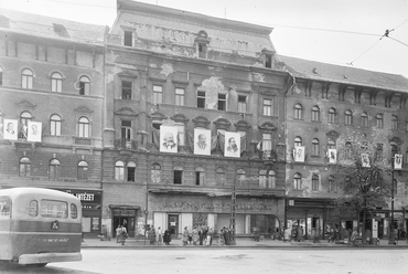 Baross tér 1. - 3., a Rákóczi utat a Fiumei úttal összekötő háztömb, 1957 (Fortepan / UVATERV)