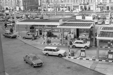 Baross tér, benzinkút a Keleti pályaudvar indulási oldalánál, 1983 (Fortepan / Magyar Rendőr)
