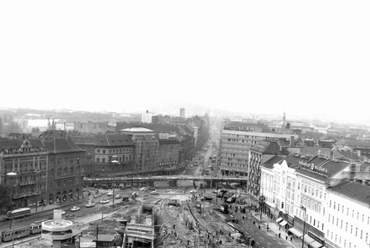Baross tér a Rákóczi út felé nézve, az aluljáró és a metróállomás, valamint a Rottenbiller utcai felüljáró építése idején, 1969 (Fortepan / Fortepan/Album057)