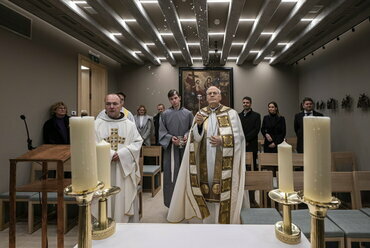 Erdő Péter bíboros, Esztergom-budapesti érsek és Kálmán Peregrin ferences plébános az új Pasaréti Közösségi Ház kápolnájában. Fotó: MTI/Szigetváry Zsolt