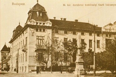 Budapest, Dózsa György tér, Magyar kir. testőrségi paloták 1904-ben, tervező: Hauszmann Alajos (képeslap) 