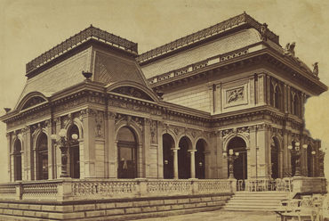 Erzsébet téri kioszk 1880 körül, tervező: Hauszmann Alajos (Klösz György felvétele – Budapest Főváros Levéltára XV_19_d_1_05_034)