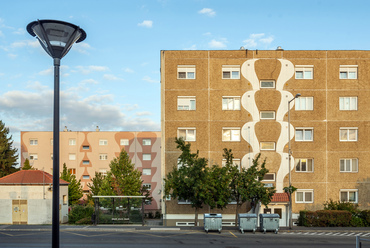 A Műegyetemen kifejlesztett B1 jelű nagypaneles lakóháztípust a Pécsiterv Ifjúsági Irodájában, a Csete György vezette csapat gondolta újra, a homlokzati motívumokon kívül az erkélyeket, és a lakások alaprajzát is beleértve.