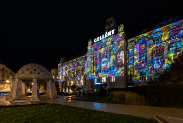 Fényfestés a Gellért hotel épületén. Fotó: Hlinka Zsolt