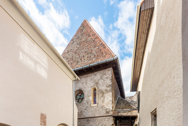 16. Századi lakóházak mögött áll a középkori ózsinagóga, amelynek ilyen eredeti formájában egész Európában csak két párja létezik. Jelenleg a Soproni Múzeumnál tett bejelentkezés alapján, csoportosan látogatható.