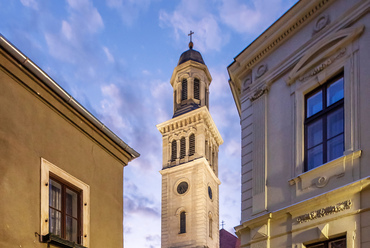 A belvárosi Kolostor utca végén áll az 1867-re elkészült evangélikus templom, amelynek 52 méter magas tornya a belváros meghatározó építménye. 