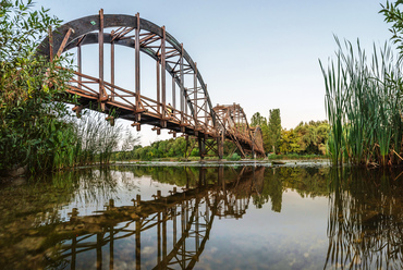 A Kis-Balaton egyetlen szigetére vezet a Kányavári-híd, amely 1983-ban a rétegelt, ragasztott faszerkezet első hazai alkalmazásainak egyike volt. 2006-ban teljes felújítást kapott.