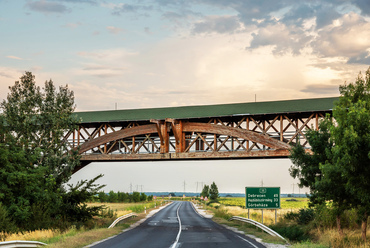 Míg a hagyományos boltozatok közül a Kapus-híd, addig a faszerkezetek közt a polgári autópálya lehajtó 2007-re elkészült hídja viszi a hazai stafétát, 35 méteres fesztávolságával.
