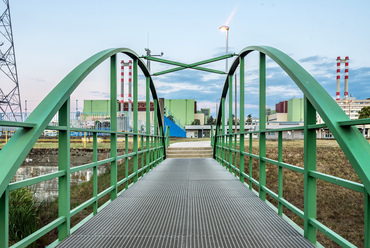 A híd 2003-ban épült, a Csepelterv Bau & Installateur Kft. tervei szerint. A két és fél méter magas, középen  keresztkötéssel összekapcsolt ívek fesztávolsága 14,2 méter.