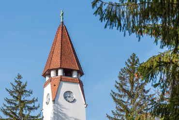 A toronysisak izgalmas, sokszögletű, pillérekkel alátámasztott kialakítása Kós Károly eredeti tervein nem szerepel, az építész által is esztétikusabbnak tartott megoldás Jánszky Bélához köthető.