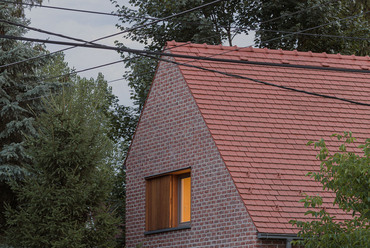 Nyeregtetős ház bővítése – Klobusovszki Építészet Kft. – fotó: Danyi Balázs