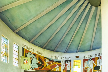 A nyolc méter belmagasságú belső tér közepén vasbeton oszlop támasztja alá a tetőszerkezetet. A belső és külső sgraffitó festmények Huszár István rakamazi művész munkái.