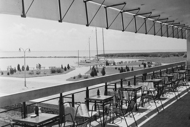 Kikötő az étterem teraszáról nézve, 1962-ben. Fotó: Fortepan / Bauer Sándor
