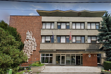 Az iskola épülete egy 2019-es Google Street View felvételen, rajta (egyelőre) a domborművel. 