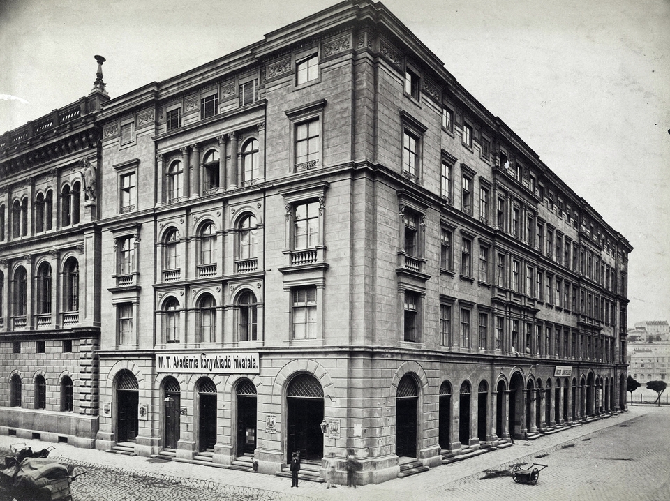 Akadémia utca – Arany János utca sarok, a Magyar Tudományos Akadémia bérháza, melyben a könyvtár található. A felvétel 1880-1890 között készült. Fortepan - Budapest Főváros Levéltára, HU.BFL.XV.19.d.1.05.064