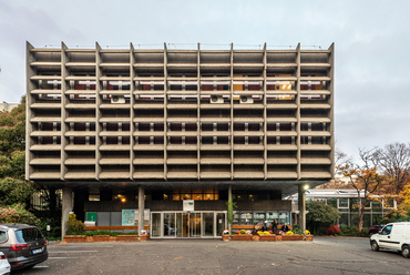 Az egyetem bővítésének következő üteme 1968 tavaszán lépett látványos fázisába, a K épület alapkövének elhelyezésével. Jellegzetes homlokzata már távolról jelzi a Villányi úti főbejáratot.
