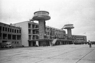 1939-re nyilvánvalóvá váltak a budaörsi nemzetközi repülőtér korlátai, ezért új, nagyobb légikökötő építése kezdődött Ferihegyen. A főépület tervezésére ekkor kiírt pályázat győzteseként  ifj. Dávid Károly terve valósulhatott meg. Fotó: Fortepan/UVATERV