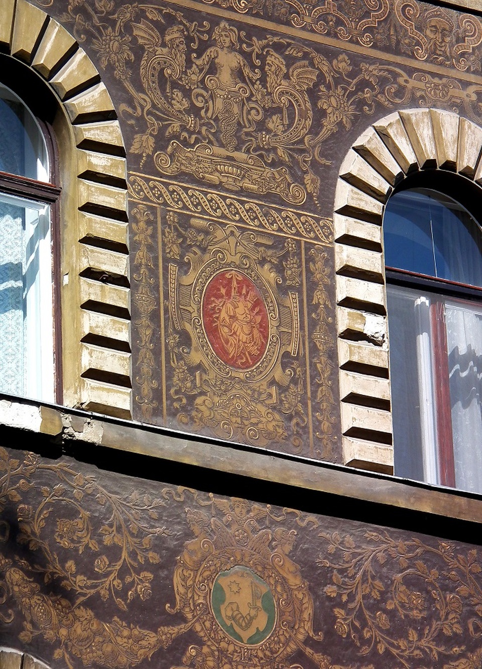 A MÁV Nyugdíjintézeti Bérházként is ismert épület homlokzata, rajta a jellegzetes sgraffitókkal. Forrás: Wikimedia Commons
