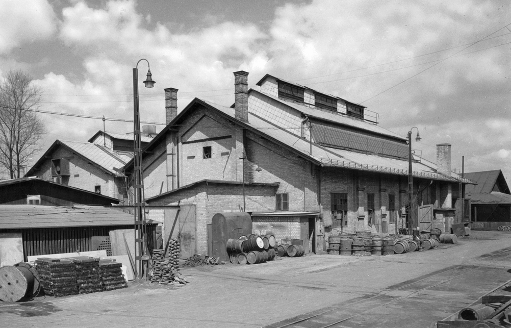 A Láng Gépgyár egyik nyerstégla homlokzató épülete 1962-ben. Forrás: Fortepan - Angyalföldi Helytörténeti Gyűjtemény
