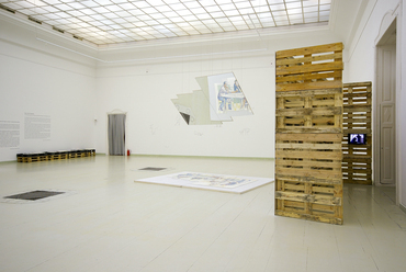 Pult Mögött – kiállítás installáció, Műcsarnok, Budapest, 2010 – alkotók: Szentirmai Tamás, Vági János – fotó: Szentirmai Tamás