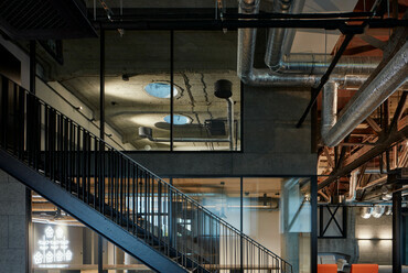 Studio Perspektiv: Base4Work Bratislava – ipari épületből kialakított coworking irodaház, Pozsony, Szlovákia. Fotó: BoysPlayNice