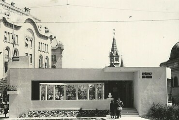 Az egykori szegedi ivócsarnok az Anna-kútnál, 1950-ben, tervező: Várnay Marianne (Magyar Kereskedelmi és Vendéglátóipari Múzeum, CC BY-NC-ND)