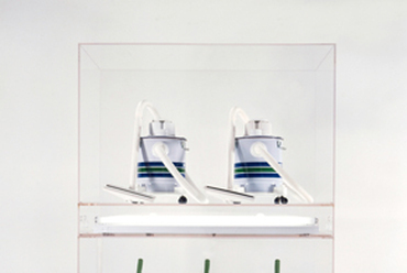 Jeff Koons New Hoover Convertibles, New Shelton Wet / Drys 5-Gallon Doubledecker, 1981–87 © Jeff Koons Astrup Fearnley Collection, Oslo, Norway.